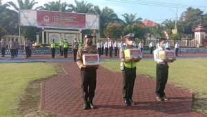Peduli Sesama, Polres Sarolangun Bagikan Paket Sembako dan Masker