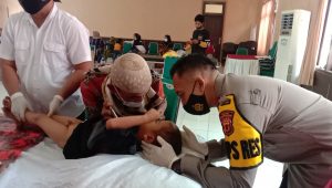 Sambut HUT Bhayangkara ke 75 Polres Sarolangun Gelar Sunat Massal