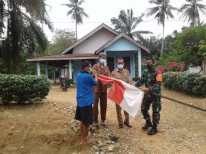 Biar Pandemi Nasionalisme Tak Boleh Pudar, Sertu Ardi Ajak Warga Pasang Bendera Merah Putih