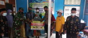 Babinsa Serka Syar’i dan Pak Bhabin, Dampingi Rio Tanah Periuk Salurkan BLT-DD