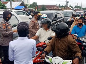 Polisi Gesit, Polres Bungo Bagikan Vitamin Kepada Pengendara