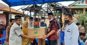 Sekda Asraf Serahkan Bantuan Untuk Korban Kebakaran Pendung Tengah