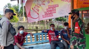 Sertu Beni Purba Bersama Pak Bhabin Ingatkan Warga Selalu Patuhi Prokes