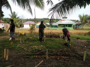 Bersama Warga Sungai Bengkal, Satgas TMMD Mulai Buat Pondasi MCK Umum