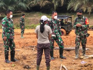 Tinjau Lokasi TMMD, Dandim Bute Cek Lokasi Pembuatan Rumah Guru Honor