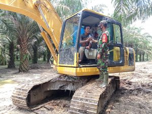Satgas TMMD ke-112, Awasi Operator Alat Berat dan Berikan Air Minum