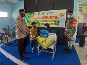 Jajaran Koramil 05 Muara Tebo dan Polsek Tengah Ilir Pantau Vaksinasi di SMKN 13 Tebo