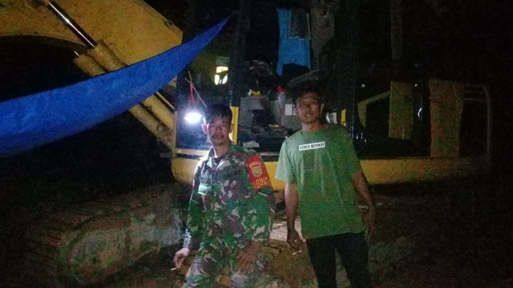 Jaga Alat Berat, Satgas TMMD Tidur di Lokasi Bersama Warga