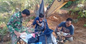 Sebelum Berkerja Satgas TMMD, Sarapan Bareng Operator Alat Berat