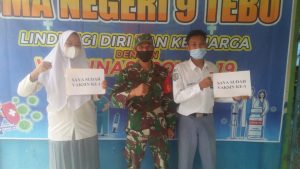 Babinsa Koramil 07/RB Serda Riduan Kawal Vaksinasi di SMA 9 Tebo