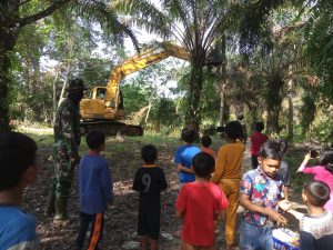 Satgas TMMD Kodim 0416 Bute, Obati Kerinduan Anak-akan Cerita Dongeng