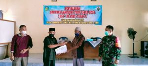Kawal Pembagian BLT-DD, Babinsa Syafarudin Ingatkan Prokes