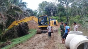 Tak Hanya Melihat, Warga Ikut Bantu Satgas Pasang Gorong-gorong