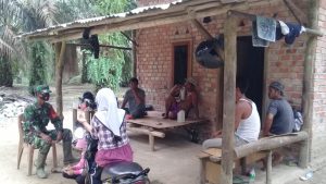 Sambil Santai, Satgas Gelar Komsos di Lokasi TMMD Terkait Vaksin