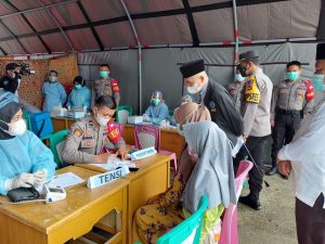Bupati Adirozal Pantau Vaksinasi Masal di Semurup