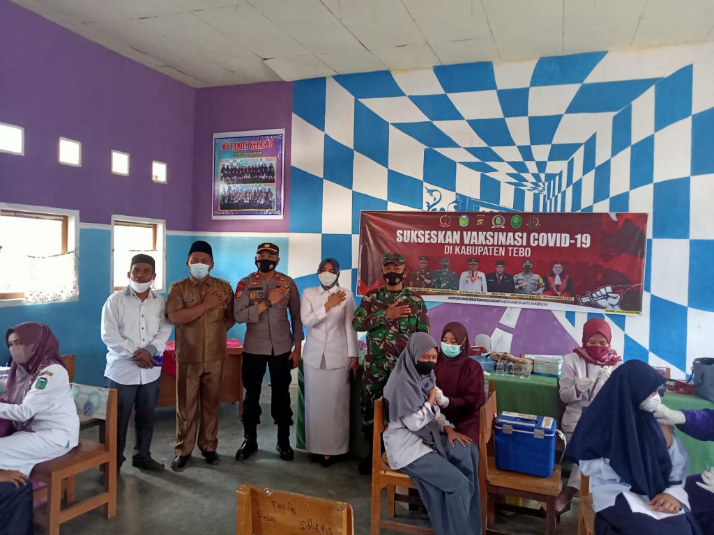 Danramil Kapten Inf T Marpaung, Kawal Vaksinasi di Ponpes Al Kautsar Tebo