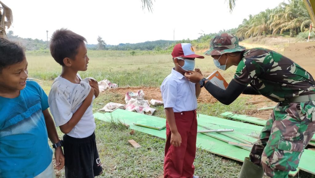 Cegah Covid-19, Satgas Sosialisasi dan Bagikan Masker kepada Murid SD