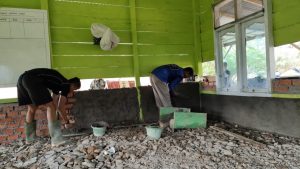 Satgas dan Warga Plaster Diding Masjid Al Muhajirin