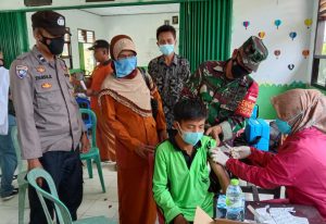 Sukseskan Vaksinasi, Reporter Radio Idola FM Siarkan Langsung di Lokasi