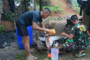 Usai Sarapan Pagi, Satgas TMMD Bantu Cuci Piring di Rumah Keluarga Asuh
