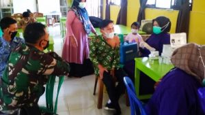 Danramil 05/Muara Tebo Pantau Vaksinasi di SMKN 1 Tebo