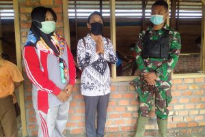 Dua Orang Guru Tak Kuasa Menahan Air Mata, Melihat Sekolah Dipercantik Satgas