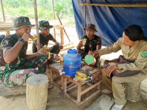 Begitu Indah Kebersamaan, Pemilik Rumah Tuangkan Air Minum untuk Satgas