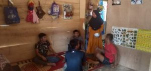 Setiap Hari Kebersamaan Satgas TMMD dan Warga Semakin Akrab