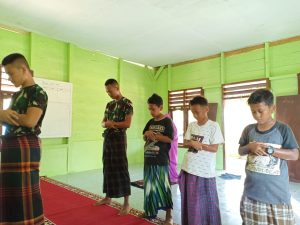 Satgas TMMD Ajak Adik Asuh Sholat Jamaah di Masjid Al Muhajirin