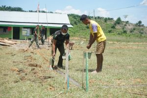 Bahu Membahu, Satgas Dibantu Pemuda Buat Lapangan Volly