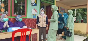 Ikut Sukseskan TMMD ke 112 Kodim 0416/Bute, Ketua Persit Tinjau Kegiatan Pasyandu