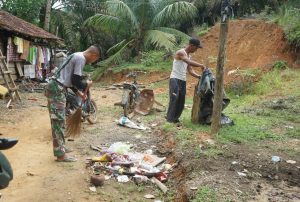 Kegiatan Rutin Prada M Sidik, Bersihkan Halaman Rumah Orangtua Asuh