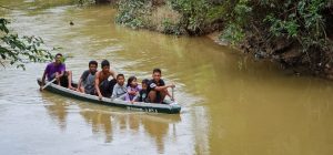 Tak Hanya Bangun Jalan, Satgas TMMD Bikin Perahu Penyebrangan untuk Warga RT 05