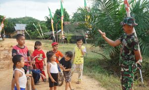 Habiskan Hari Terakhir, Satgas Sempatkan Diri Bermain dengan Anak-anak