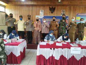 Kapolres Sarolangun Bersama Anggota Komisi IX DPR RI Tinjau Vaksinasi Di Kecamatan Singkut