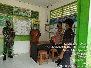 Pak Bhabin & Babinsa Cek Posko PPKM Giriwinangun Kesiapan Fungsinya