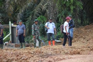 Jalan Desa Selesai Dikerjakan, Camat Terima Kasih TNI dan Pemkab Tebo