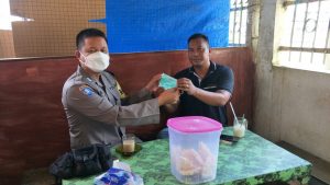 Santai di Warkop, Polisi Edukasikan Prokes dan Vaksinasi