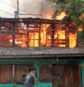 Dua Rumah Ludes Dilalap Sijago Merah
