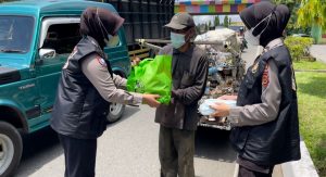Jumat Berkah Tim Srikandi Squad-01 Polres Merangin Bagi-bagi Sembako