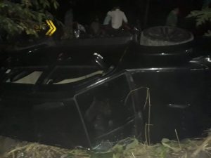 Tak Kuasai Medan, Mobil Fortuner Tergelincir ke Pembuangan Sampah