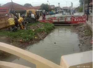 Antisipasi Bencana Banjir DLH Lakukan Pembersihan