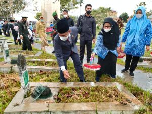 Ketua DPRD Kota Sungai Penuh Mengikuti Upacara Peringatan Hari Pahlawan