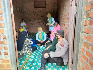 Vaksinasi Door to Door, Kapolsek Barikan Edukasi ke Masyarakat