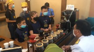 Barista Cilik Layani Pelanggan Kedai Kopi