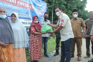 JOIN Tebo Juga Bagi Sembako Saat Warga Vaksinasi di Desa Mangun Jayo