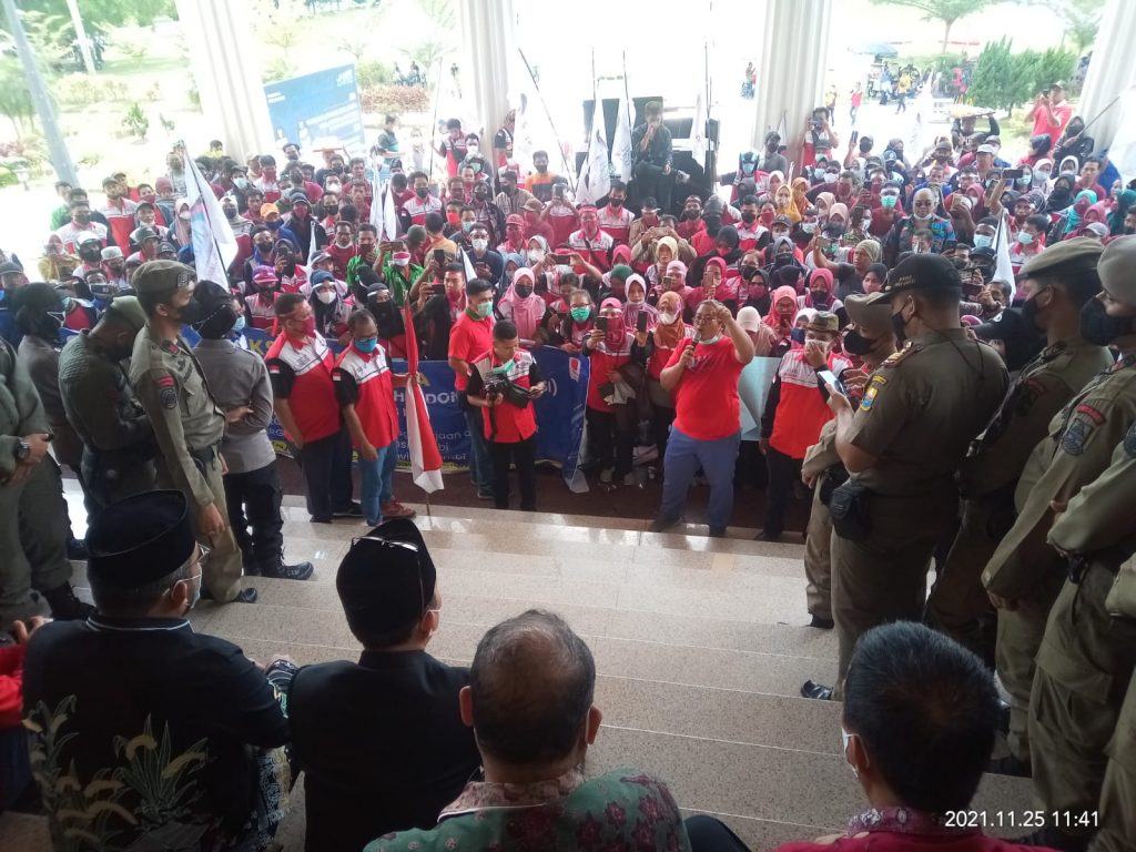 Tuntut Kenaikan UMP, KSBSI Gelar aksi Damai di Kantor Gubenur Jambi