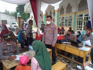 Kapolsek Pamenang Beserta Tim Buka Gerai Vaksinasi untuk Warga