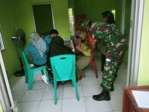 Nenek 80 Tahun Senang Ikut Vaksinasi, Babinsa Agus Edukasi Warganya