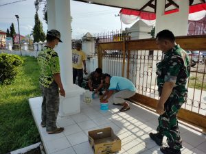 Sambut Hari Juang Kartika, Koramil 05/MT Cat Ulang Pagar TMP Sultan Thaha Syaifuddin